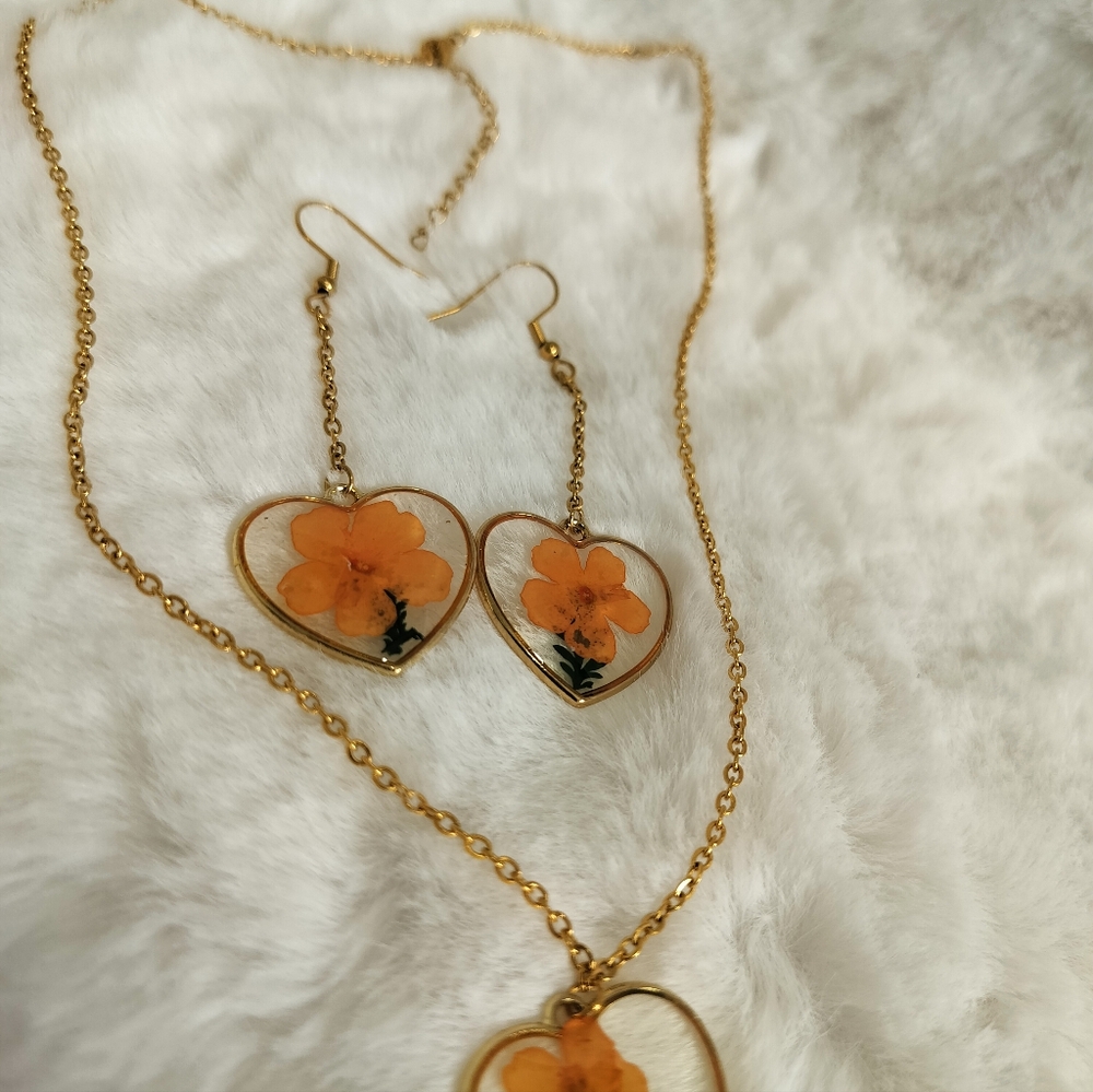 Gold Necklace Set With Natural Resin Preserved  Flower Heart and Earrings - Picture 6 of 8
